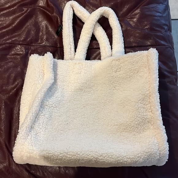 White Sherpa getaway bag from Victoria secret never used with tags on - Picture 3 of 5